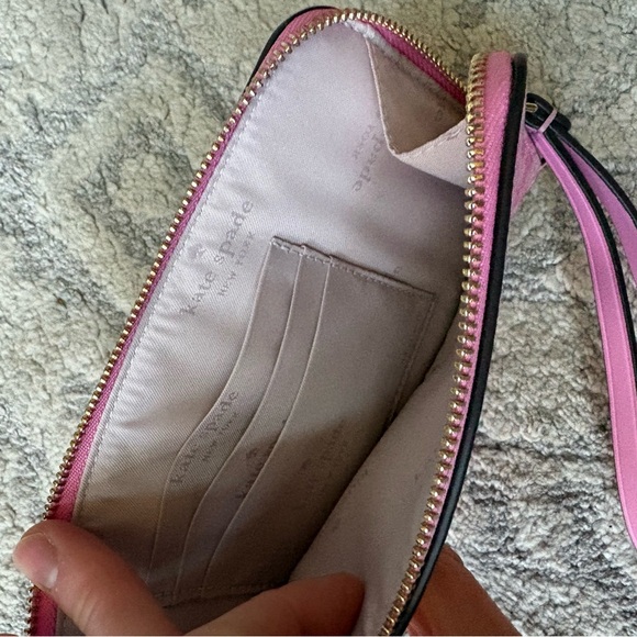 💕SPOTLIGHT💕NWOT Kate Spade Lucy Spade Flower Medium L-Zip Wristlet - Picture 5 of 5
